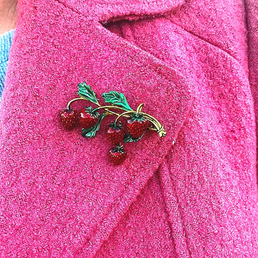 ❤️ Enameled Strawberries brooch. NWT - Picture 4 of 9